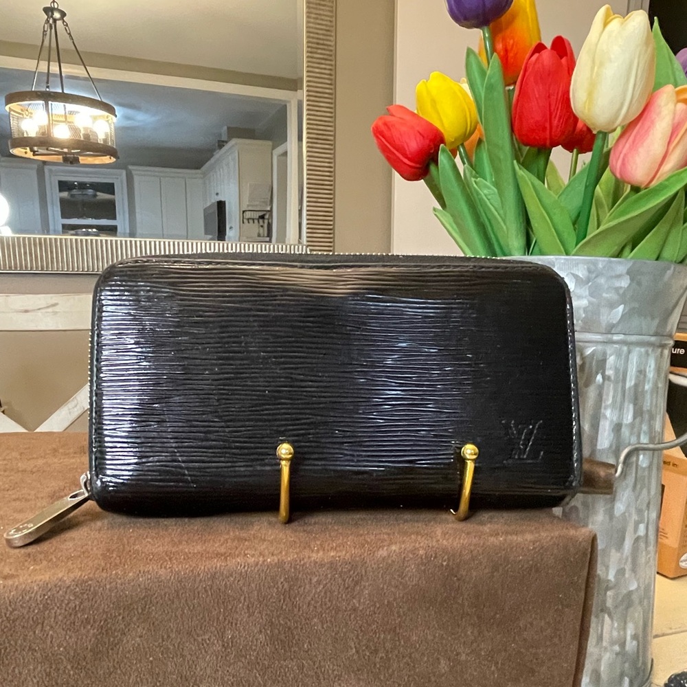 Louis Vuitton Black Electric EPI Clemence Zip Around Wallet